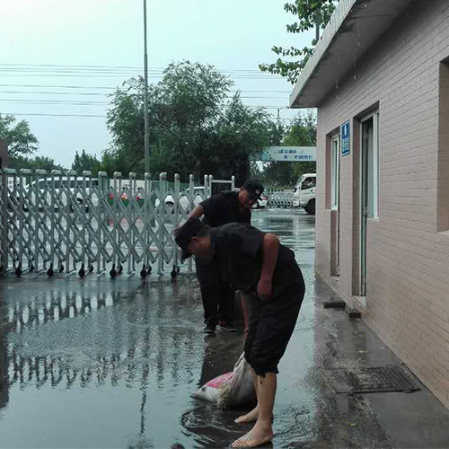 冒着大雨清理